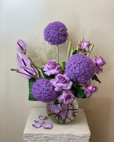 Allium ve Lila Gül Aranjmanı