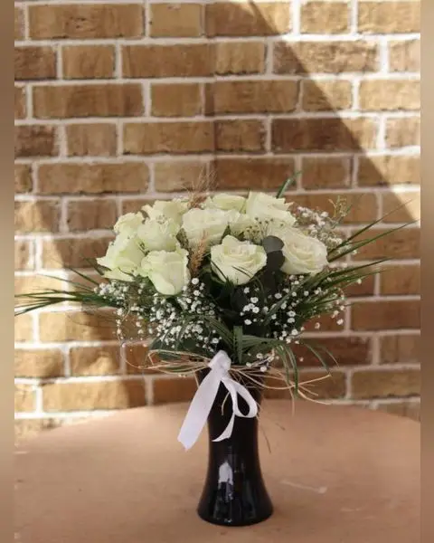 Beyaz Güller, Siyah Vazo